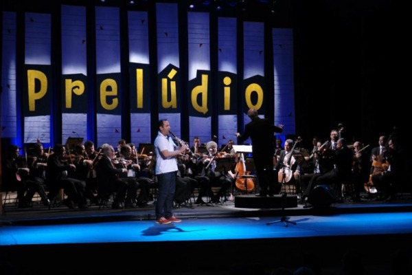 O clarinetista ganhou uma bolsa de estudos de música no exterior e um concerto como solista