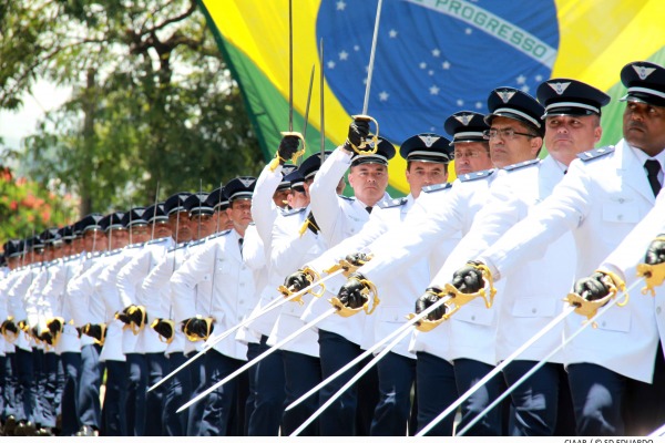 Continência à Bandeira Nacional  Soldado Eduardo/CIAAR