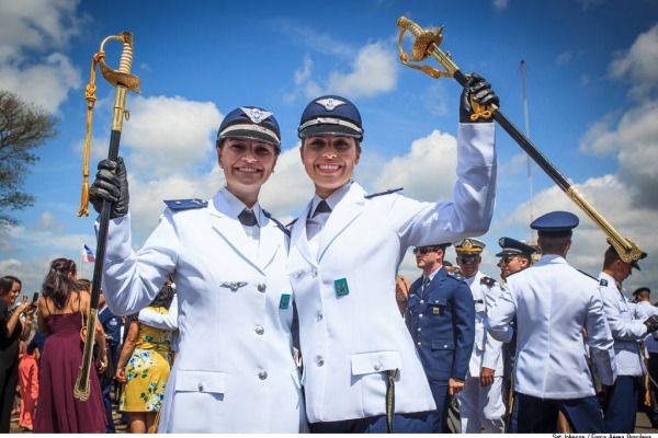 As aspirantes no término da formatura.  Agência Força Aérea/Sgt Johnson