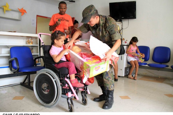 Os alimentos e brinquedos arrecadados vão ser doados a instituições carentes