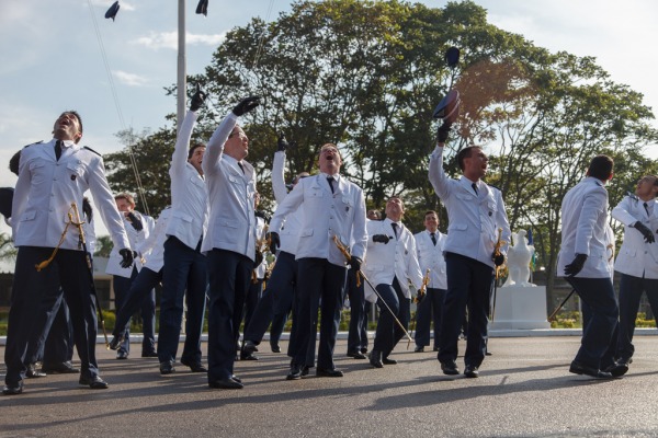 Solenidades militar e civil foram marcadas por premiações aos formandos