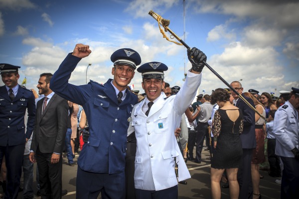 Conheça a história dos irmãos Lucas e Leandro, que hoje são oficiais da Força Aérea Brasileira 