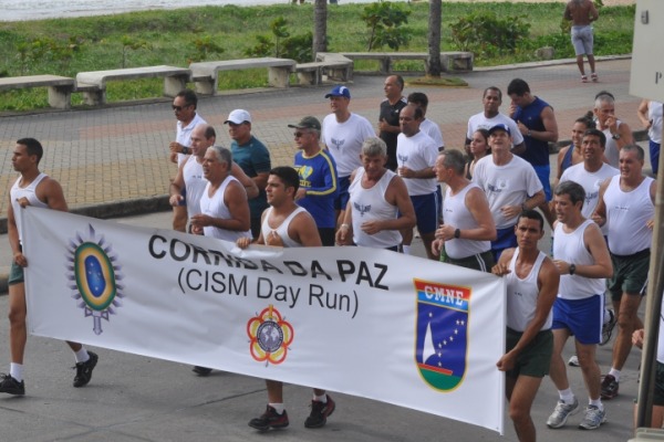 O evento envolveu comunidade civil e militar para incentivar a prática esportiva e a paz mundial