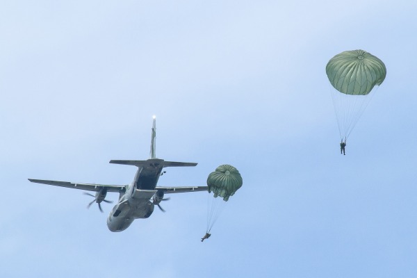 Os militares treinaram lançamento e salto de paraquedistas