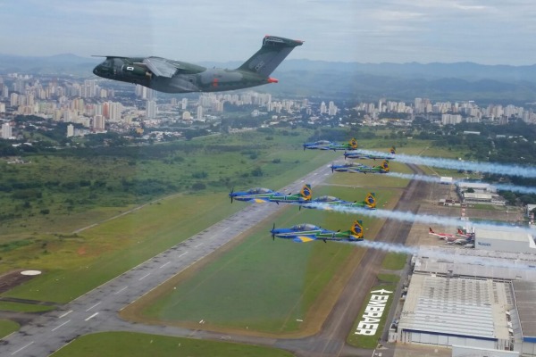 O voo foi realizado em evento de apresentação de nova aeronave da Embraer em SP