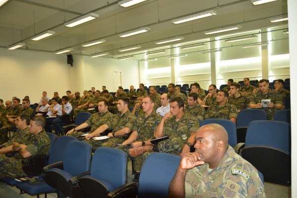 Simp�sio reuniu mais de 60 militares em SP