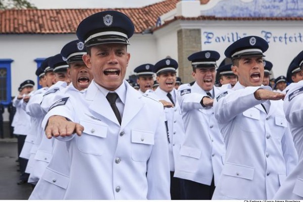 O salário inicial de um Terceiro-Sargento é em torno de R$ 3 mil