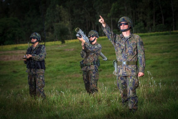 Soldado J. M. atua na defesa antiaérea