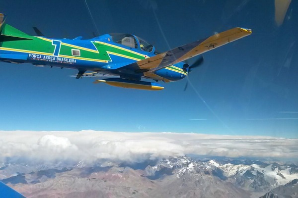 Durante circuito internacional, Esquadrilha da Fumaça realiza demonstração aérea em Santiago, no Chile, e em Córdoba, Argentina.