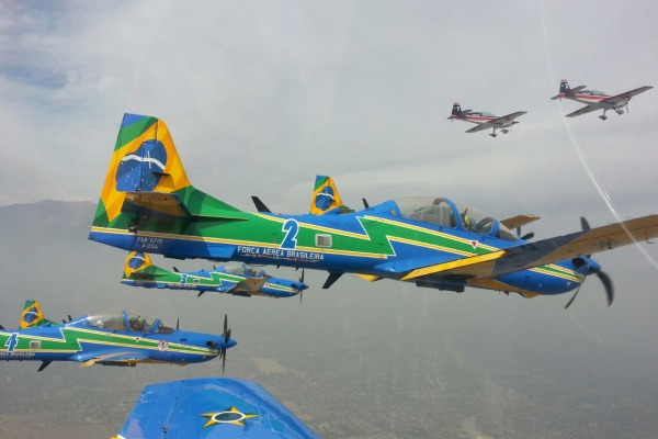 Marca histórica foi alcançada em sobrevoo com o grupo chileno Halcones. Esquadrilha da Fumaça realiza demonstrações aéreas neste fim de semana em Santiago.