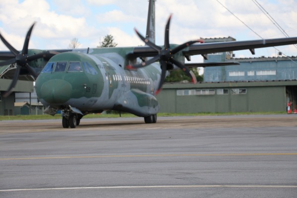 Esquadrões que operam a aeronave C-105 Amazonas realizam voos táticos 