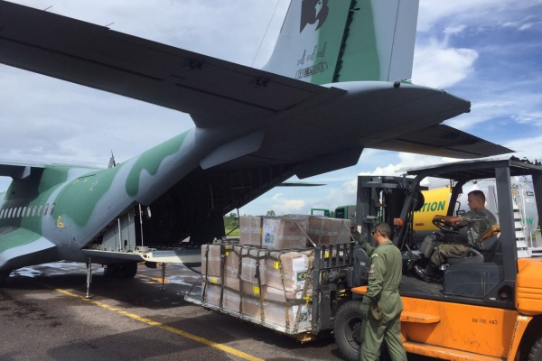 Aeronave C-105 Amazonas decolou na tarde deste sábado (23/04) com mais de 1,5 ton em medicamentos e vacinas