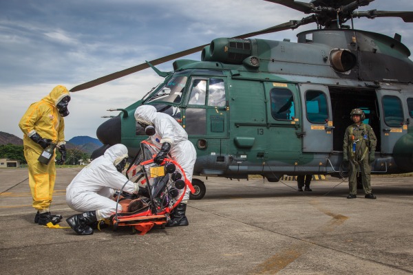 Cerca de 40 militares das Forças Armadas participaram do exercício de evacuação aeromédica na Base Aérea dos Afonsos