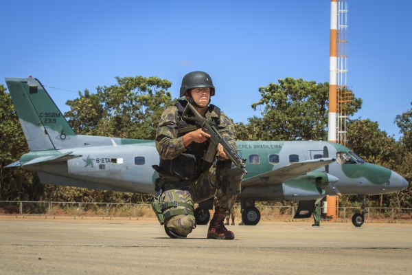 Nesta edição também apresentamos como foi comemorado o Dia da Aviação de Caça no RJ