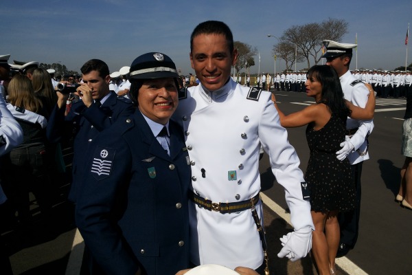 Enfermeira tornou-se observadora de busca e salvamento e inspirou filho a seguir carreira de oficial da Aeronáutica