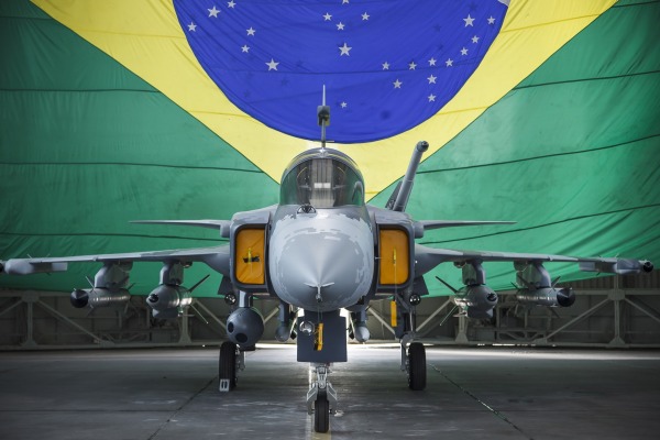 Caça Gripen NG e KC-390: por que relações entre Brasil e Suécia na