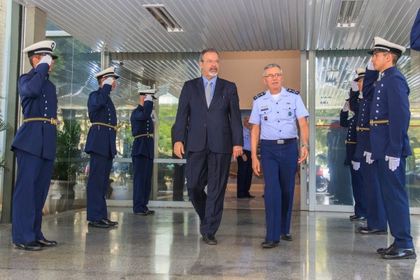 Visita aconteceu no prédio do Comando da Aeronáutica, em Brasília, com a presença de oficiais-generais do Alto-Comando