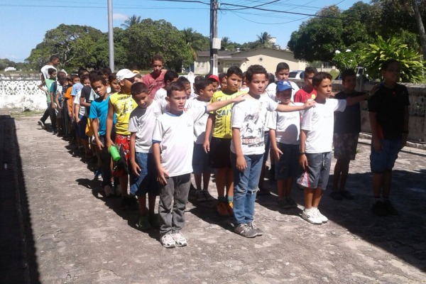 Este ano os alunos realizam práticas esportivas, de reforço escolar e também de educação ambiental