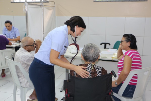 Ten MED Veruschka em atendimento geriátrico  S1 Hélio