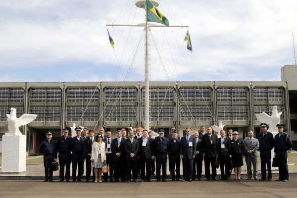 Comitiva também esteve em Gavião Peixoto, onde é fabricado o maior avião brasileiro