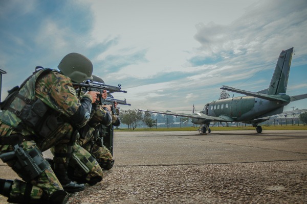 Atividade prevê abordagem e revista de aeronave interceptada após o pouso 