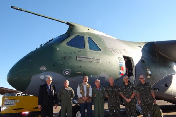 Raul Jungmann também conheceu aeronave KC-390