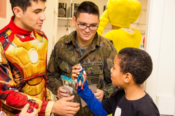 A visita fez parte das atividades do projeto social Amigos da Força Aérea Brasileira