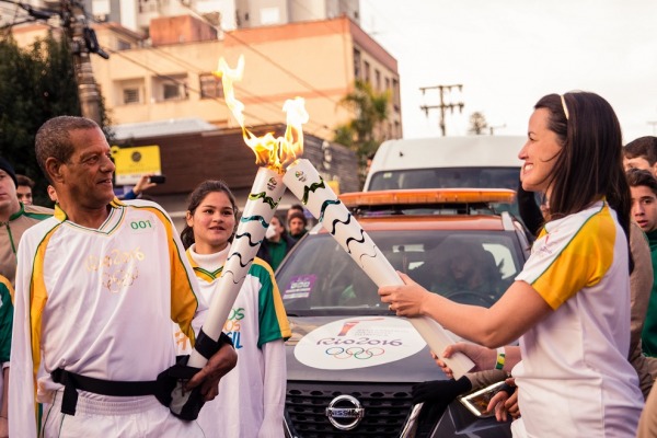 Atletas e personalidades participaram do revezamento