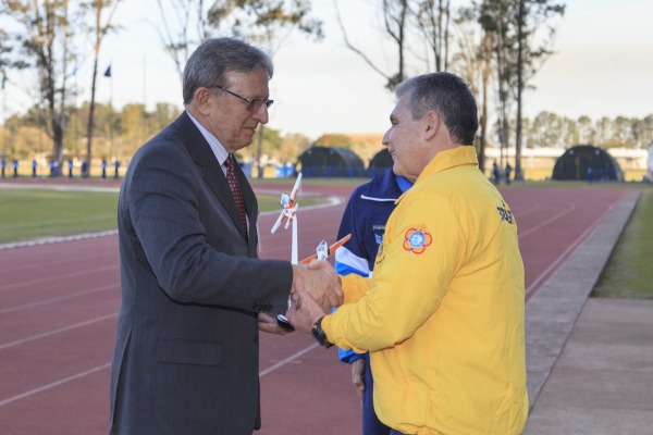 Coronel Silva Júnior, ex-atleta, é homenageado