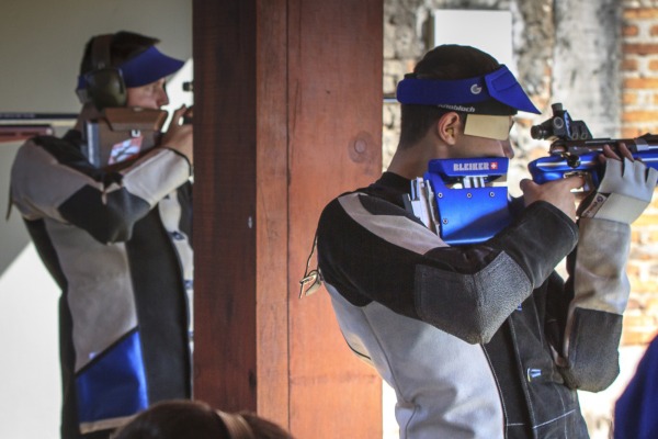 Atletas na linha de tiro na competição do fuzil