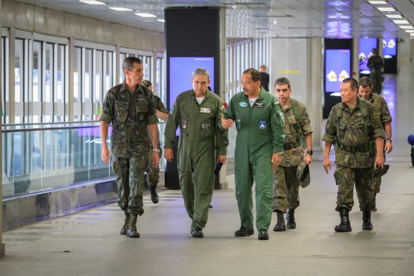 Comandante do COMGAR inspeciona o trabalho da tropa