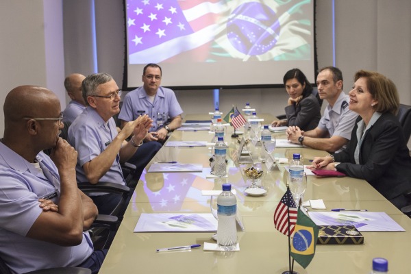 Liliana Ayalde reuniu-se com o Comandante da Aeronáutica na manhã desta sexta-feira (29/07)