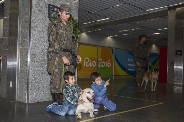 Ao todo 12 animais se revezam para garantir a segurança de quem embarca e desembarca no Galeão