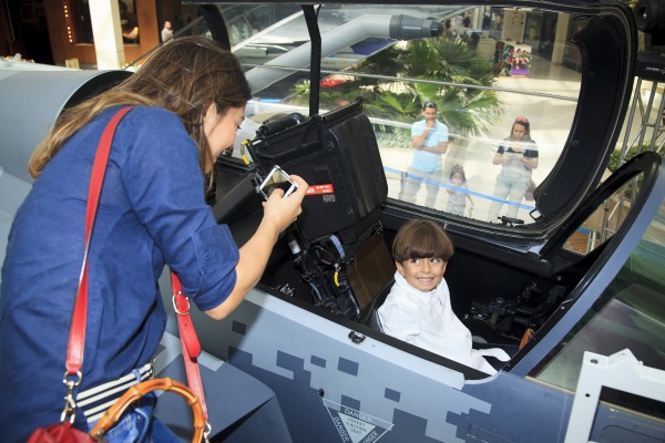 Público teve a oportunidade de entrar no cockpit da aeronave e conhecer algumas das funcionalidades do caça