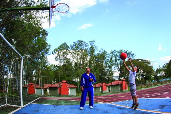 Além do esporte, alunos têm reforço escolar e orientação sobre saúde