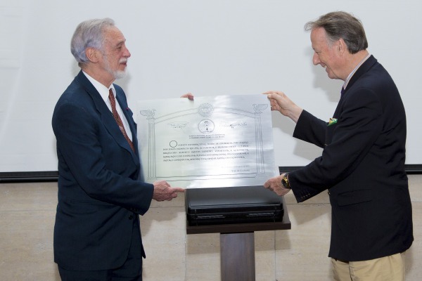 Entrega de placa ao sobrinho-neto de Santos-Dumont