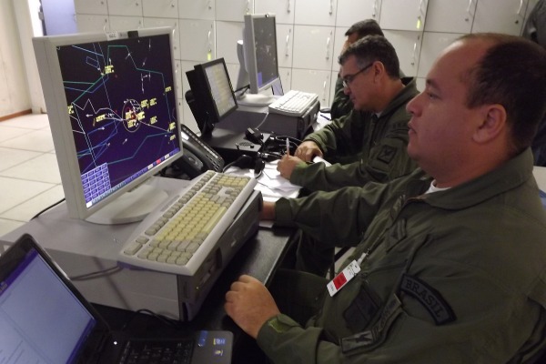 Os equipamentos que auxiliam o gerenciamento do espaço aéreo são monitorados 24h