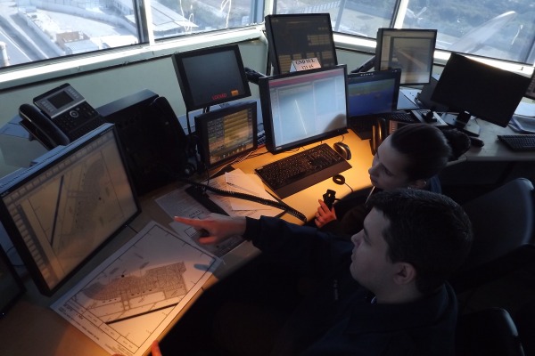 Controladores de Tráfego Aéreo na TWR-GL