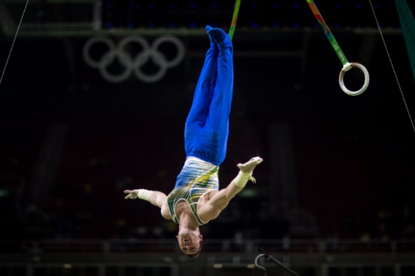 Sargentos Arthur Zanetti e Arthur Nory são promessas de medalha na competição individual