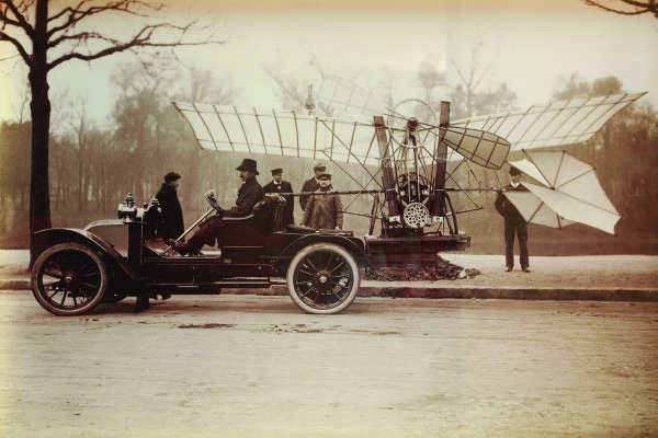 Neste ano, em que são celebrados os 110 anos do primeiro voo do 14-Bis, a vida e a obra do Patrono da Aeronáutica estão abertas no Museu do Amanhã (RJ)