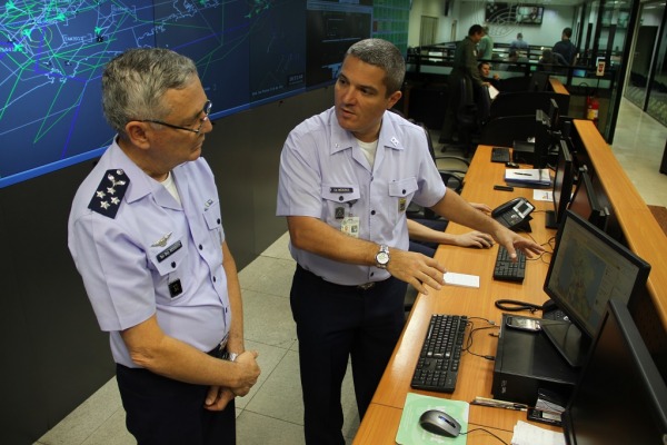 Tenente-Brigadeiro Rossato visita CGNA e Sala Master