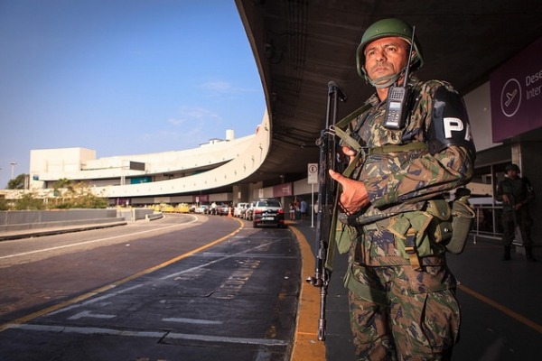 Desde o dia 24 de julho, aproximadamente 500 militares da FAB estão nas ruas do Rio para realizar policiamento; atividade continua durante a Paralimpíada