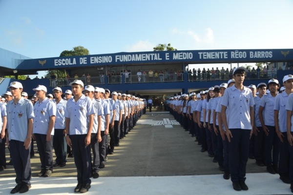 Alunos durante o canto do Hino à Independência