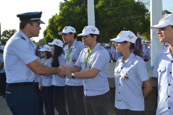 Maj Brig Ar Minelli cumprimentou todos os alunos homenageados