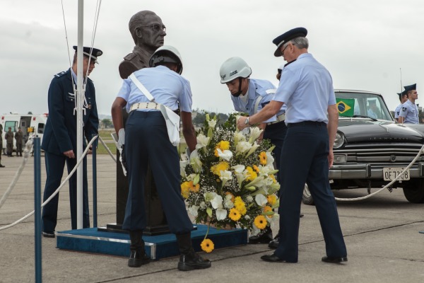 Cerimônia realizada no Campo dos Afonsos marca o 120º aniversário de Marechal do Ar Eduardo Gomes