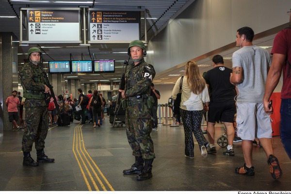 Mais de 600 militares da FAB de todo o Brasil patrulharam o entorno do aeroporto internacional do Galeão
