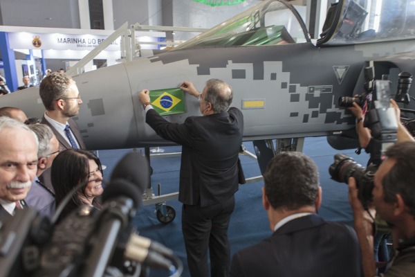 Jugmann fixou um bandeira do Brasil na maquete do gripen