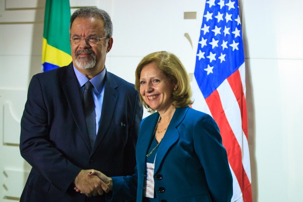 Vínculo consolidado entre as Forças Armadas fortifica aproximação comercial, afirma a embaixadora dos EUA Vínculo consolidado entre as Forças Armadas fortifica aproximação comercial, afirma a embaixadora dos EUA