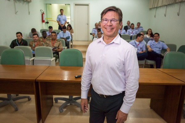 Geraldo Ferrer da Escola de Pós-Graduação Naval dos Estados Unidos