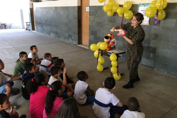 Durante a ação social também foram distribuídos panfletos explicativos e escovas de dente